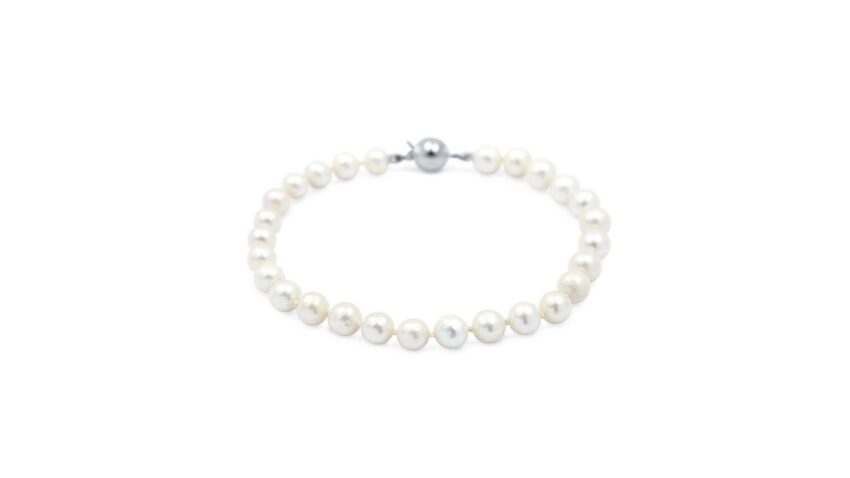 Luxus gyöngy karkötők a White and Black ékszerüzlet kínálatában